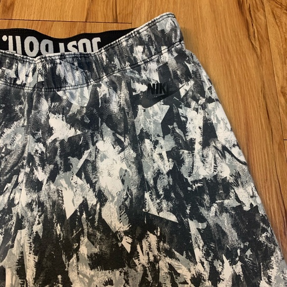 Nike Leg-A-See Mishmash Allover Print Leggings - Picture 6 of 13